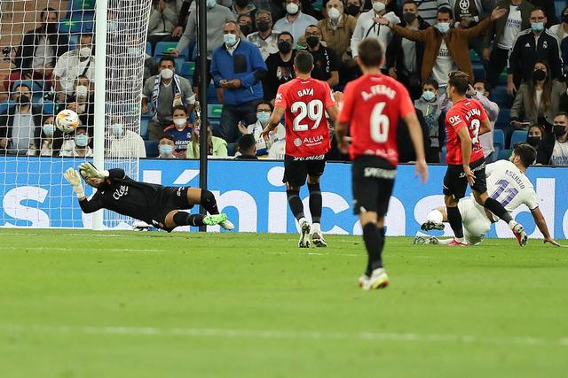 火箭险胜森林狼晋级淘汰赛 马刺力克爵士4连胜